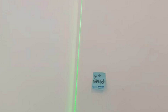 阴阳角不顺直.png