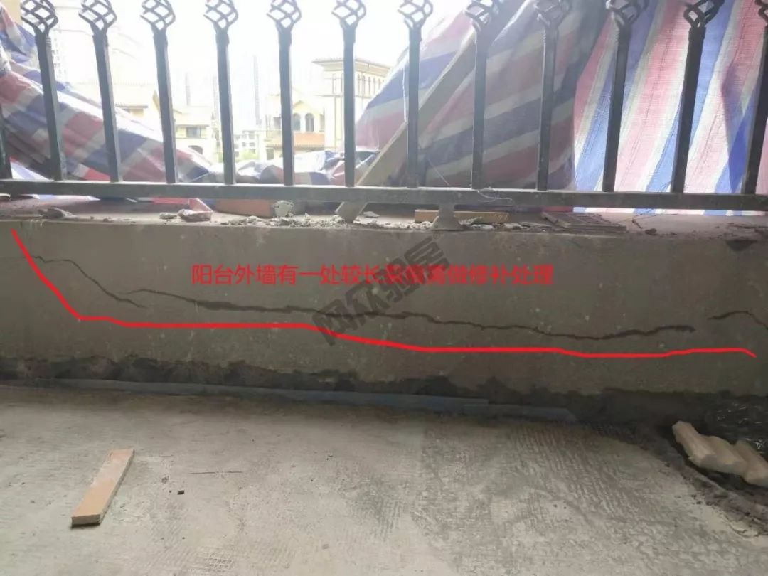 监理_客厅阳台外墙有一条较长裂缝需要进行处理 监理_客厅阳台外墙有一条较长裂缝需要进行处理