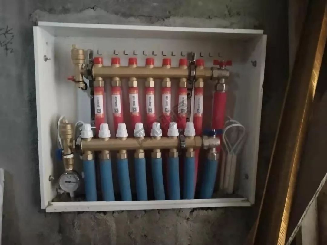 监理_一楼分水器水管排列整齐 监理_一楼分水器水管排列整齐