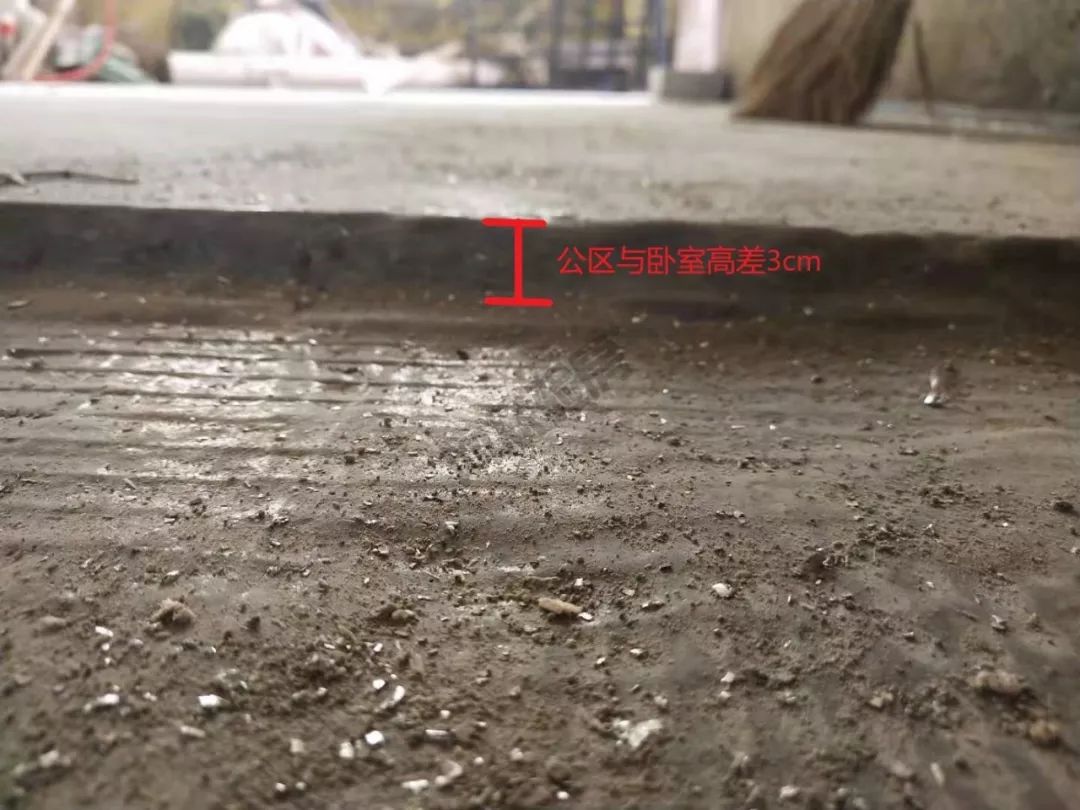 监理_地暖盘管保护层铺设均匀且公区与卧室高差为3公分 监理_地暖盘管保护层铺设均匀且公区与卧室高差为3公分